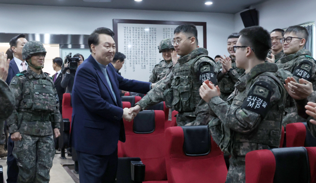 윤석열 대통령이 연말연시를 맞아 28일 경기도 연천군 중부 전선 육군 제5보병사단 열쇠전망대를 방문해 최전방에서 경계 작전 중인 장병들을 격려하며 치하하고 있다. 연합뉴스