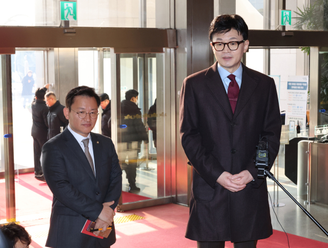 국민의힘 한동훈 비상대책위원장이 27일 국회에서 기자들의 질문에 답하고 있다. 왼쪽은 비서실장인 김형동 의원. 연합뉴스