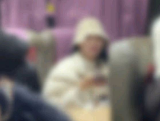 광역버스에서 옆 좌석에 자신의 짐을 올려놓고 치워주지 않는 여성의 모습. 온라인 커뮤니티 갈무리