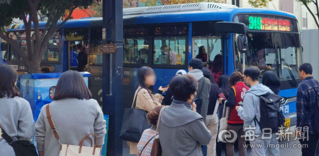 대구 중구 대중교통전용지구에서 시민들이 시내버스에 탑승하는 모습. 매일신문 DB