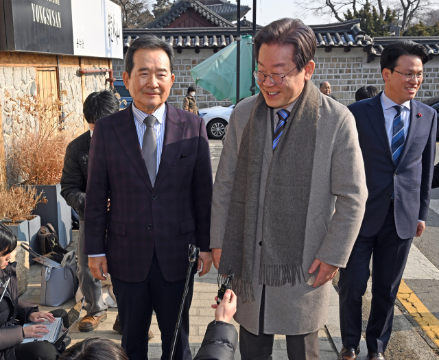 더불어민주당 이재명 대표와 정세균 전 국무총리가 28일 서울 종로구의 한 음식점에서 오찬 회동을 위해 이동하고 있다. 연합뉴스