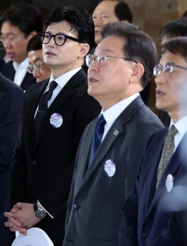 올해 7월 17일 국회에서 열린 75주년 제헌절 경축식에 참석, 꽤 가까이 자리하며 하나의 사진에 함께 포착된 한동훈 국민의힘 비대위원장(당시 법무부 장관)과 이재명 더불어민주당 대표. 연합뉴스