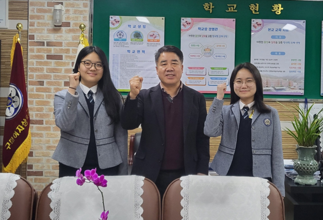 김세경(가운데) 구미여상 교장이 한국철도공사와 지역인재 9급 공무원에 최종 합격한 학생들과 파이팅을 외치고 있다. 구미여상 제공