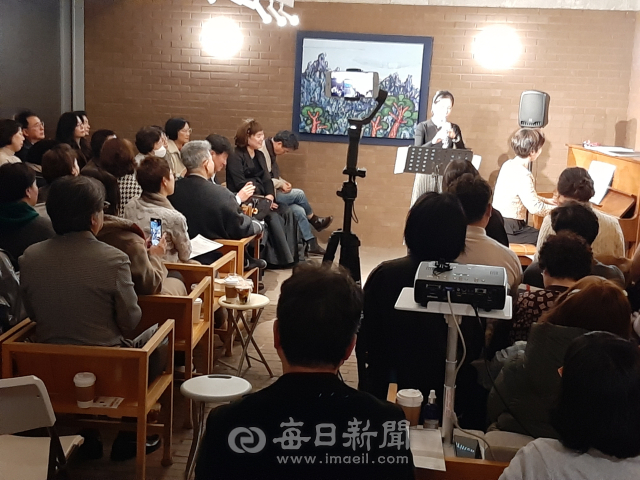 28일 경산시 하양읍 문화공간 물볕에서 열린 인문학 포럼& 음악회에서 피아노 연주자 강자연과 오보에 연주자 김소연이 연주를 하고 있다. 김진만 기자