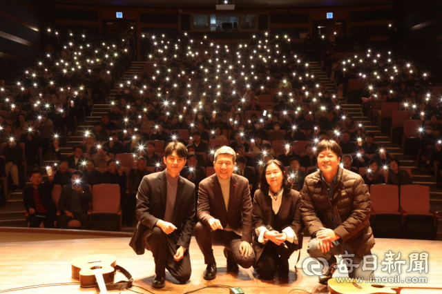 29일 열린 포항시 종무식에서 기념공연을 펼친 직원들과 이강덕 포항시장이 함께 기념촬영을 하고 있다. 포항시 제공