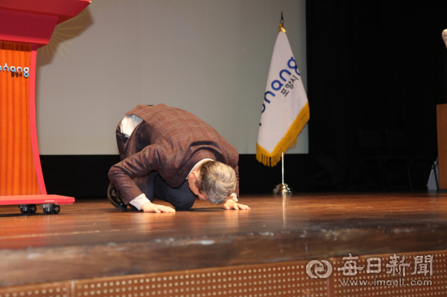 이강덕 포항시장이 29일 종무식에서 직원을 격려하고 시민에게 감사하는 마음 담은 큰절을 올리고 있다. 포항시 제공