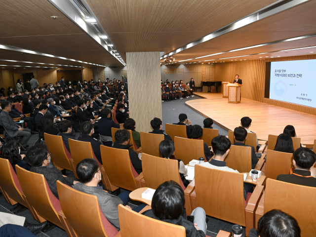 지난 1월 우동기 국가균형발전위원장이 도청 다목적홀에서 강연을 하고 있는 모습.이날 우 위원장은 윤석열 정부의 국정과제인 지방시대와 관련해 새로운 비전과 전략 등에 대해 강연을 했다. 경북도 제공