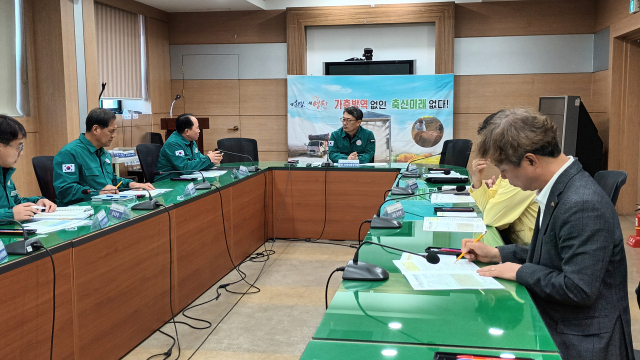 영천 아프리카돼지열병 방역대책본부를 찾은 경북도 관계자 등이 회의를 열고 방역 상황을 점검했다. 경북도 제공