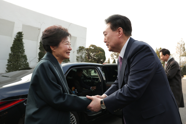 윤석열 대통령이 29일 서울 용산구 한남동 대통령 관저에서 박근혜 전 대통령과 오찬을 함께 한 뒤 환송하고 있다. 연합뉴스