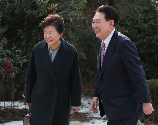 윤석열 대통령이 지난 29일 서울 용산구 한남동 대통령 관저에서 박근혜 전 대통령과 함께 오찬을 한 뒤 뜰에서 산책하고 있다. 대통령실 제공