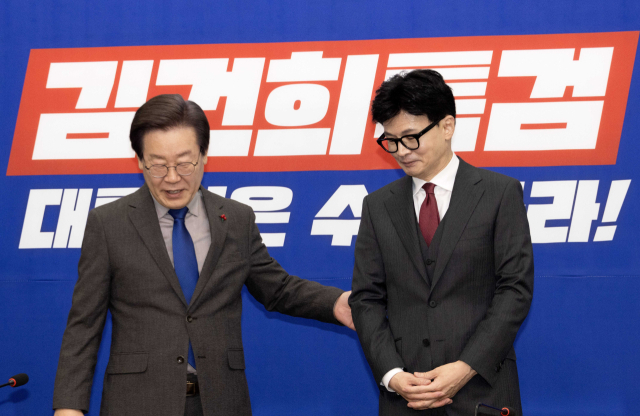 더불어민주당 이재명 대표와 국민의힘 한동훈 비상대책위원장이 29일 국회 민주당 대표실에서 만나고 있다. 연합뉴스