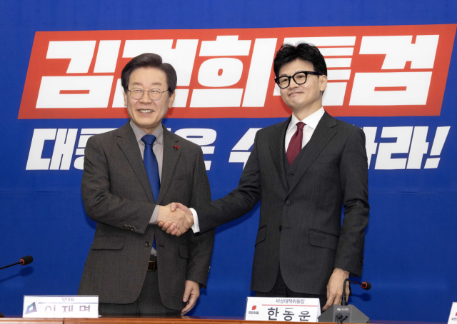 더불어민주당 이재명 대표와 국민의힘 한동훈 비상대책위원장이 29일 국회 민주당 대표실에서 만나고 있다. 연합뉴스