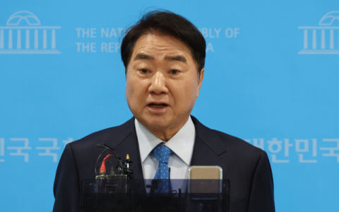 이석현 전 국회부의장이 29일 국회에서 더불어민주당 탈당 기자회견을 하고 있다. 연합뉴스