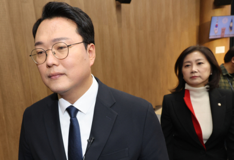 이준석 전 국민의힘 대표 측근인 천하람 전남 순천갑 당협위원장이 29일 국회에서 탈당 기자회견 후 퇴장하고 있다. 오른쪽은 허은아 의원. 연합뉴스
