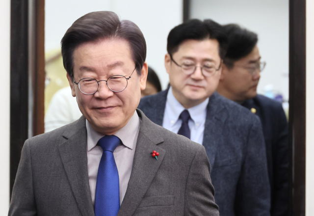 더불어민주당 이재명 대표와 홍익표 원내대표가 29일 국회에서 열린 최고위원회의에 참석하고 있다. 연합뉴스