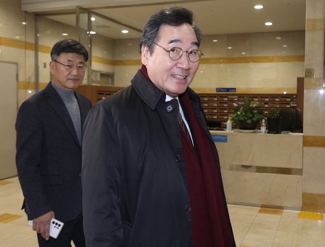 더불어민주당 이낙연 전 대표가 29일 오후 서울 종로구 사무실에서 나와 이동하고 있다. 이날 예정됐던 이 전 대표와 더불어민주당 이재명 대표의 회동은 취소됐다. 연합뉴스