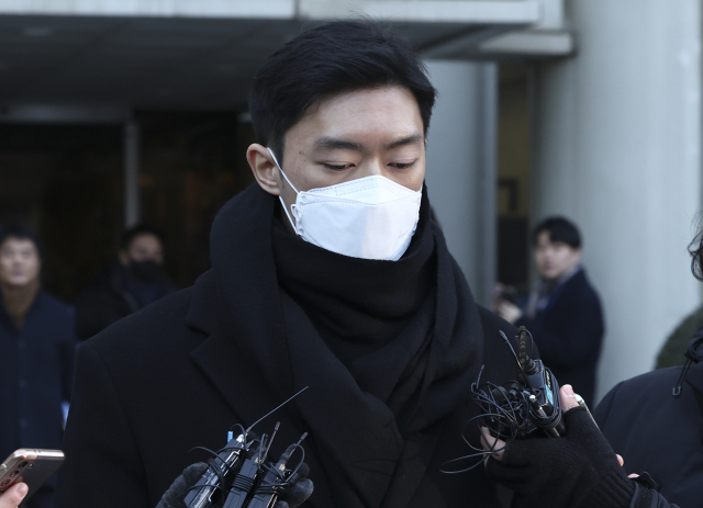마약류관리법 위반 혐의로 불구속 기소된 전두환 전 대통령의 손자 전우원씨가 22일 오전 서울 서초구 서울중앙지법에서 열린 1심 선고공판을 마친 후 법정을 나서고 있다. 서울중앙지법 형사합의24부는 이날 마약류 관리에 관한 법률 위반 등 혐의로 재판에 넘겨진 전씨에게 징역 2년6개월에 집행유예 4년을 선고했다. 연합뉴스