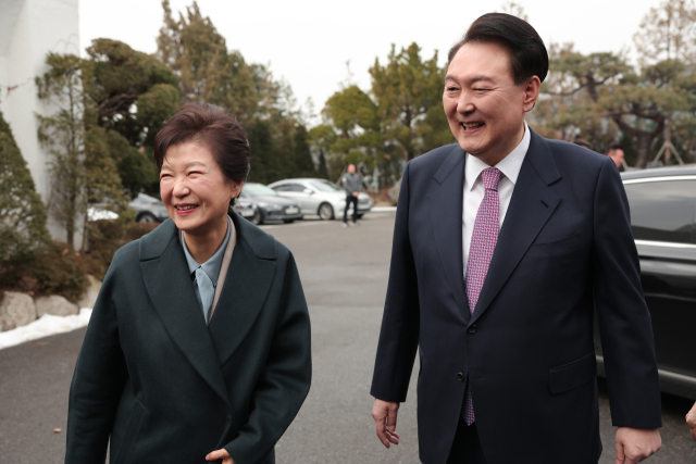 윤석열 대통령이 29일 서울 용산구 한남동 대통령 관저에서 오찬을 함께하기 위해 방문한 박근혜 전 대통령을 영접하고 있다. 연합뉴스