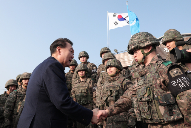윤석열 대통령이 연말연시를 맞아 28일 경기도 연천군 중부 전선 육군 제5보병사단 열쇠전망대를 방문, 최전방 근무 장병들을 격려하고 있다. 연합뉴스