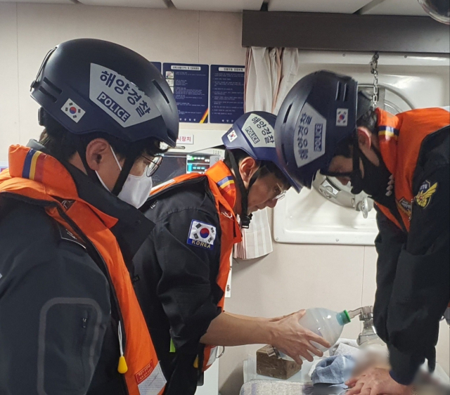 31일 오전 경주 앞바다에서 조업 중이던 어선에서 추락해 심정지 상태에 빠진 50대 선원을 포항해경 대원들이 응급조치를 하며 이송하고 있다. 포항해양경찰서 제공.