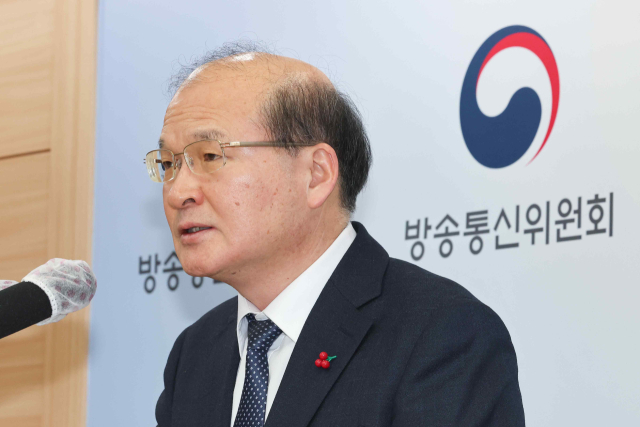 주요 지상파 방송사들에 대한 재허가 결정이 연기된 31일 오전 이상인 방송통신위원회 부위원장이 31일 오전 정부과천청사 방송통신위원회에서 열린 브리핑에서 발언하고 있다. 연합뉴스