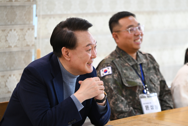 윤석열 대통령이 연말연시를 맞아 28일 경기도 연천군 중부 전선 육군 제5보병사단 복지회관에서 전방 근무 군 간부 가족들과 간담회를 갖고 있다. 연합뉴스