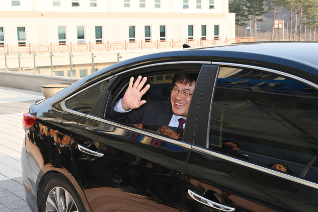 최규태 경북교육청 행정국장이 지난 28일 34년의 공직 생활을 마무리 하고 동료들에게 환송을 받으며 차 안에서 마지막 인사를 전하고 있다. 김영진 기자
