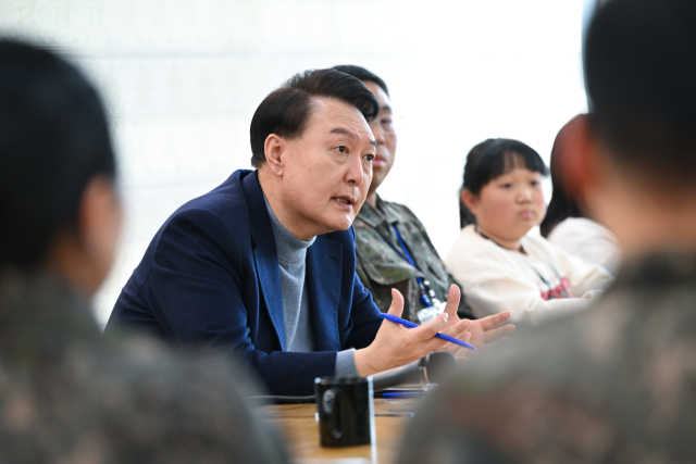 윤석열 대통령이 연말연시를 맞아 28일 경기도 연천군 중부 전선 육군 제5보병사단 복지회관에서 전방 근무 군 간부 가족들과 간담회를 갖고 있다. 연합뉴스