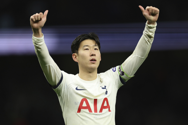 토트넘의 손흥민이 1일 영국 런던의 토트넘 홋스퍼 스타디움에서 2023-2024시즌 EPL 20라운드 본머스와의 경기가 끝난 뒤 팬들의 환호에 답하고 있다. 연합뉴스