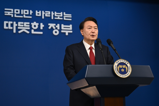 윤석열 대통령이 2024년 갑진년 새해 첫날인 1일 서울 용산 대통령실 청사에서 신년사를 발표하고 있다. 연합뉴스