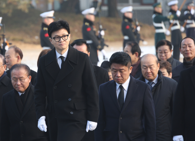 국민의힘 한동훈 비상대책위원장이 1일 국립서울현충원을 참배하고 있다. 연합뉴스