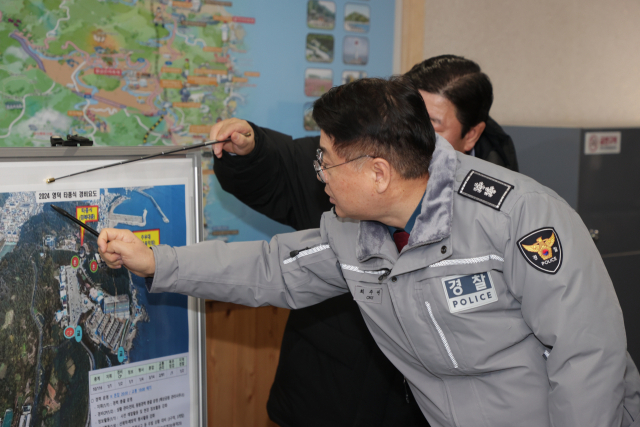 경북경찰청(청장 최주원)은 2024년 동해안 해맞이 관광객의 교통안전과 도로 소통 확보를 목표로 1일 특별 교통관리를 실시했다. 지난해 12월 31일 최주원 경북경찰청장이 영덕 삼사해상공원에서 해넘이·해맞이 행사장 현장을 점검하고 있다. 경북경찰청 제공