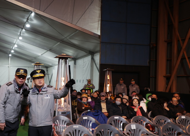 경북경찰청(청장 최주원)은 2024년 동해안 해맞이 관광객의 교통안전과 도로 소통 확보를 목표로 1일 특별 교통관리를 실시했다. 지난해 12월 31일 최주원 경북경찰청장이 영덕 삼사해상공원에서 해넘이·해맞이 행사장 현장을 점검하고 있다. 경북경찰청 제공