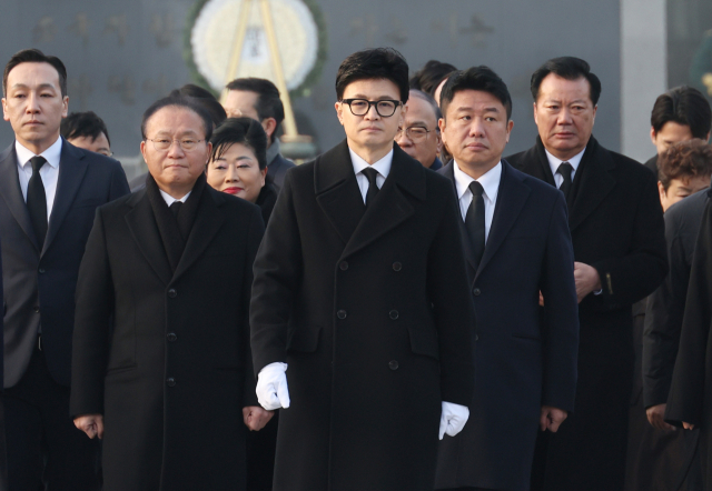 국민의힘 한동훈 비상대책위원장이 1일 국립서울현충원을 참배하고 있다. 연합뉴스