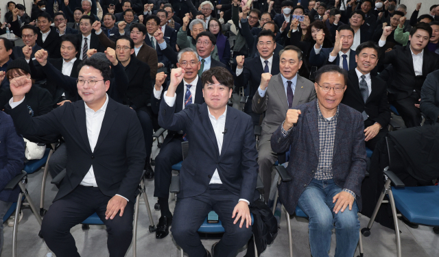 이준석 전 국민의힘 대표가 1일 오전 서울역 대회의실에서 열린 개혁신당 신년 하례회에서 참석자들과 함께 구호를 외치고 있다. 연합뉴스