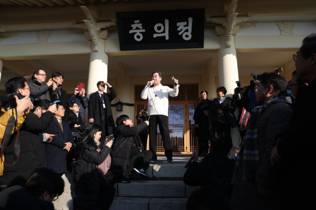 이낙연 전 더불어민주당 대표가 1일 오전 경기도 고양시 행주산성에서 지지자들에게 신년인사를 하고 있다. 연합뉴스