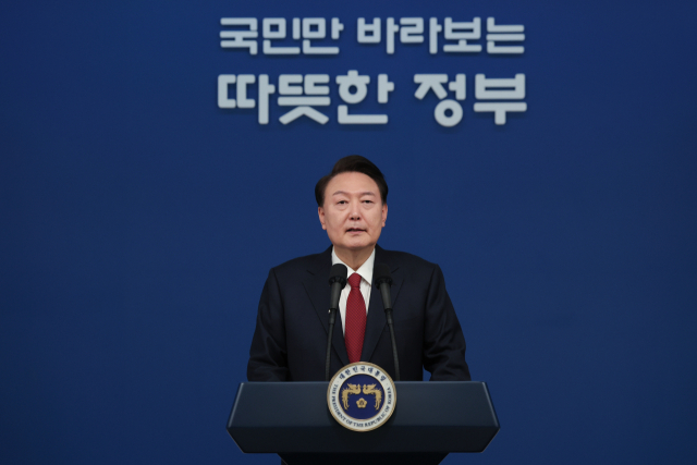 윤석열 대통령이 2024년 갑진년 새해 첫날인 1일 서울 용산 대통령실 청사에서 신년사를 발표하고 있다. 연합뉴스