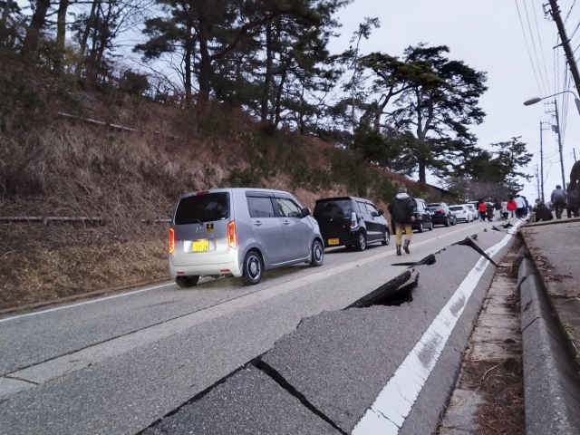 새해 첫날인 1일 일본에서 최대 규모 7.6의 강진이 발생했다. 일본 기상청에 따르면 이날 오후 4시 6분께 일본 이시카와현 노토 반도 지역에서 규모 5.7의 지진이 관측된 것을 시작으로 주변 지역에서 오후 6시께까지 20여차례의 지진이 관측됐다. 특히 오후 4시 10분께 노토 반도 지역에서 발생한 지진은 규모가 최대 7.6에 달했으며 진원의 깊이는 매우 얕은 편인 것으로 추정됐다. 사진은 지진으로 갈라진 도로의 모습. 연합뉴스