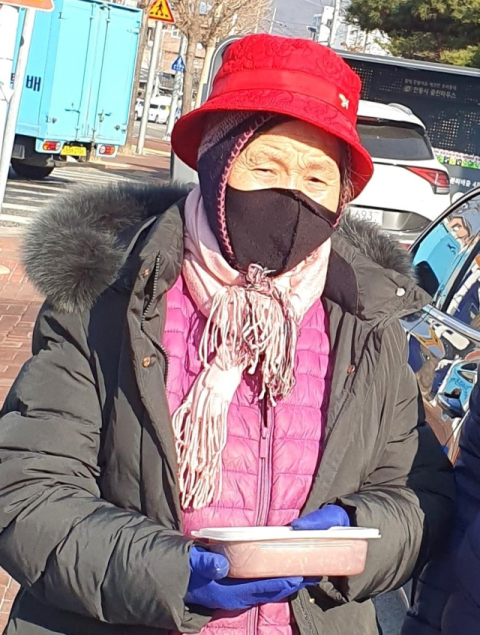 안동시 서구동 고순남 할머니가 팥죽 100그릇을 끓여 자신보다 어려운 이웃들에게 전달해 훈훈한 사회를 만들고 있다. 안동시 제공