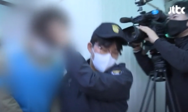 40대 여성을 성폭행한 A군이 호송차에 탑승하는 모습. JTBC 보도 화면 캡처