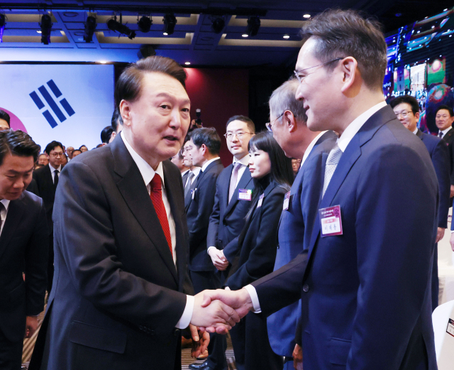 윤석열 대통령이 2일 서울 여의도 중소기업중앙회에서 열린 2024년 경제계 신년 인사회에서 이재용 삼성전자 회장과 악수하고 있다. 연합뉴스