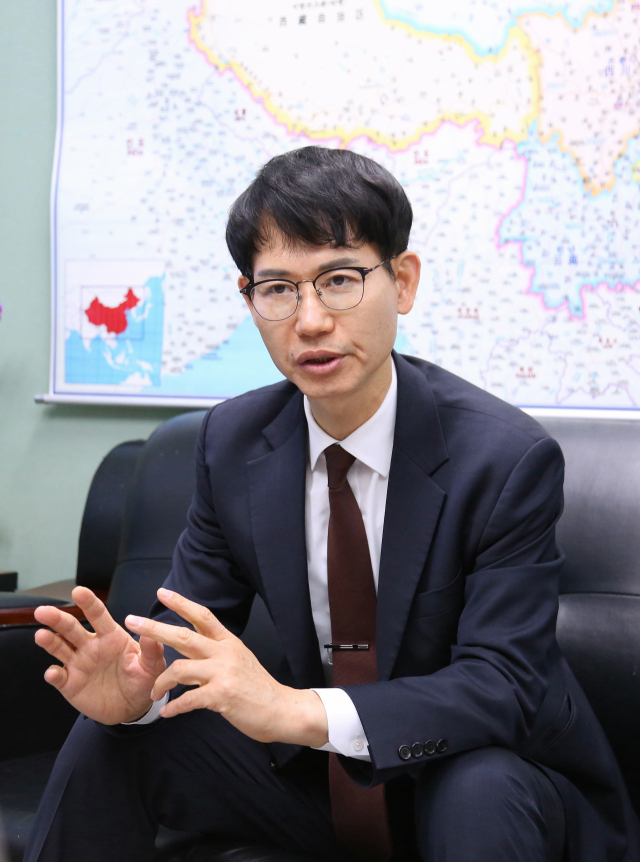 이규엽 한국대성자산운용 대표가 매일신문과의 인터뷰에서 중국 지도를 배경으로 새해 경제 전망과 경영 철학 등을 들려주고 있다. 이무성 객원기자