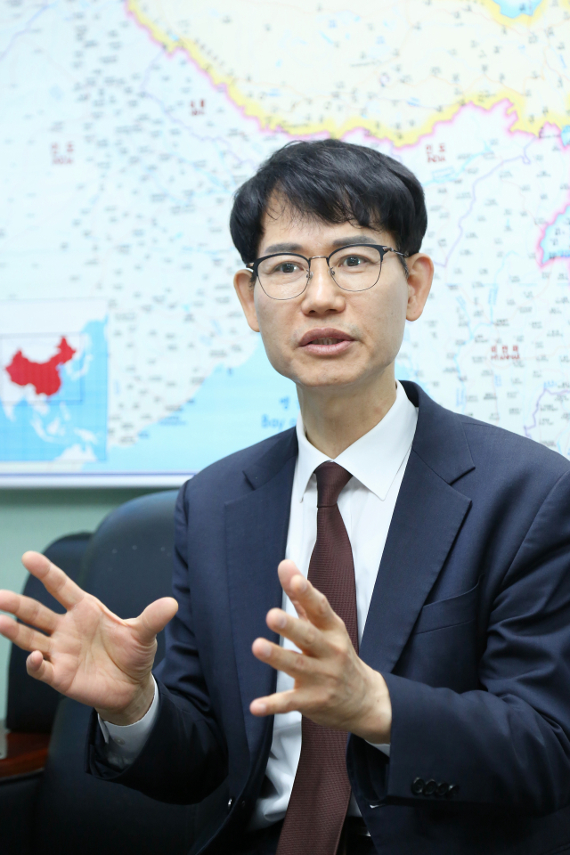 이규엽 한국대성자산운용 대표가 매일신문과의 인터뷰에서 중국 지도를 배경으로 새해 경제 전망과 경영 철학 등을 들려주고 있다. 이무성 객원기자