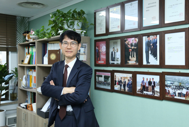 이규엽 대표는 중국통(通)이다. 인연을 맺은 중국 인사들과의 기념사진 앞에 선 이 대표. 이무성 객원기자