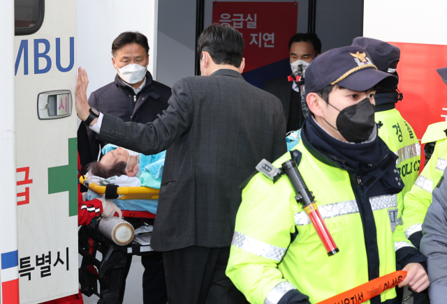 부산 방문 일정 중 흉기에 피습된 더불어민주당 이재명 대표가 2일 서울 종로구 서울대병원으로 이송되고 있다. 연합뉴스