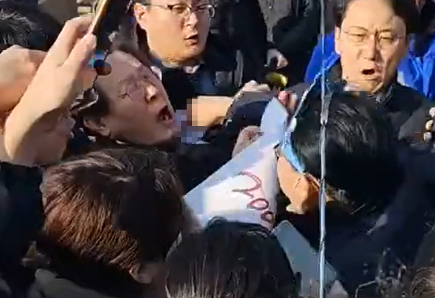 더불어민주당 이재명 대표가 2일 부산 가덕도 신공항 부지를 방문, 기자들의 질문에 답하며 차량으로 이동하는 과정에서 흉기를 든 남성에게 피습을 당하고 있다. 유튜브 바른소리 TV 캡쳐