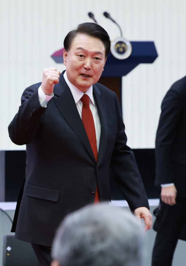 윤석열 대통령이 2일 오전 서울 영등포구 여의도 한국거래소에서 열린 2024 증권·파생상품시장 개장식에서 행사를 마친 뒤 퇴장하며 참석자들을 격려하고 있다. 연합뉴스