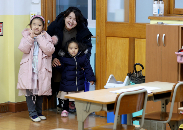 대구지역의 2024학년도 초등학교 취학 예정자 예비소집이 지난 2일 각 학교별로 열렸다. 동구 덕성초등학교에 배정 받은 예비 초등학생이 앞으로 다니게 될 1학년 교실을 부모님과 함께 둘러보고 있다. 김영진 기자 kyjmaeil@imaeil.com