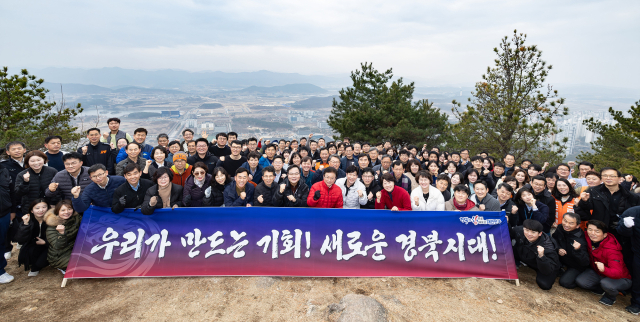 이철우 경북도지사는 2일 새해를 맞아 간부공무원들과 함께 도청 대구·경북 상생의 숲에 건립한 경상북도 순직 공무원 추모비를 찾아 참배하고 직원 200여 명과 검무산 정상에 올라 2024년 경북의 힘찬 비상을 다짐했다. 경북도 제공