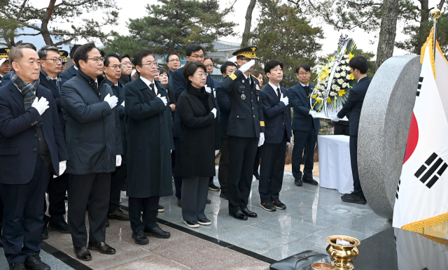 이철우 경북도지사는 2일 새해를 맞아 간부공무원들과 함께 도청 대구·경북 상생의 숲에 건립한 경상북도 순직 공무원 추모비를 찾아 참배하고 직원 200여 명과 검무산 정상에 올라 2024년 경북의 힘찬 비상을 다짐했다. 경북도 제공